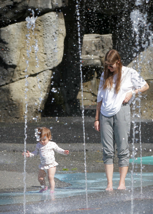 6月24日，人们在加拿大温哥华的公园戏水消暑。新华社发（梁森 摄）